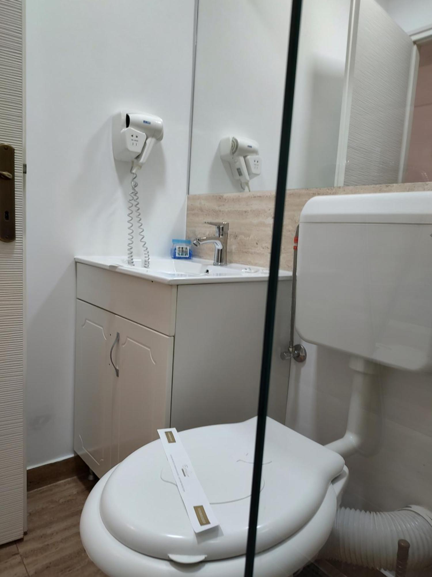Bed and Breakfast Puzzle Magic Piteşti Esterno foto